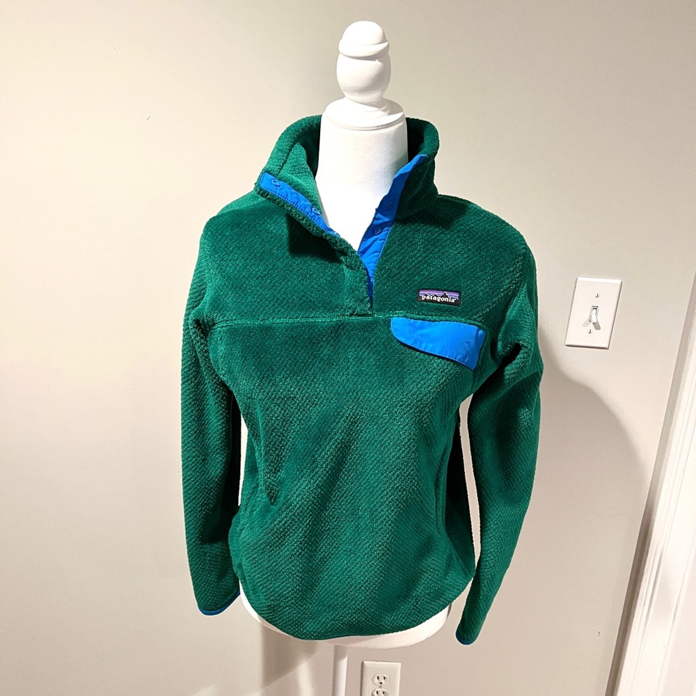 Patagonia women’s size med. pull over green fleece. Great condition.